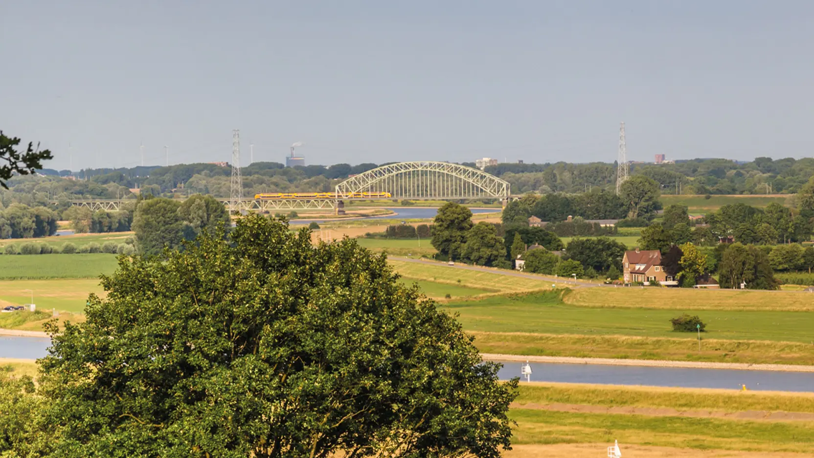 de brug met daar omheen de uitwateren in gemeente Renkum